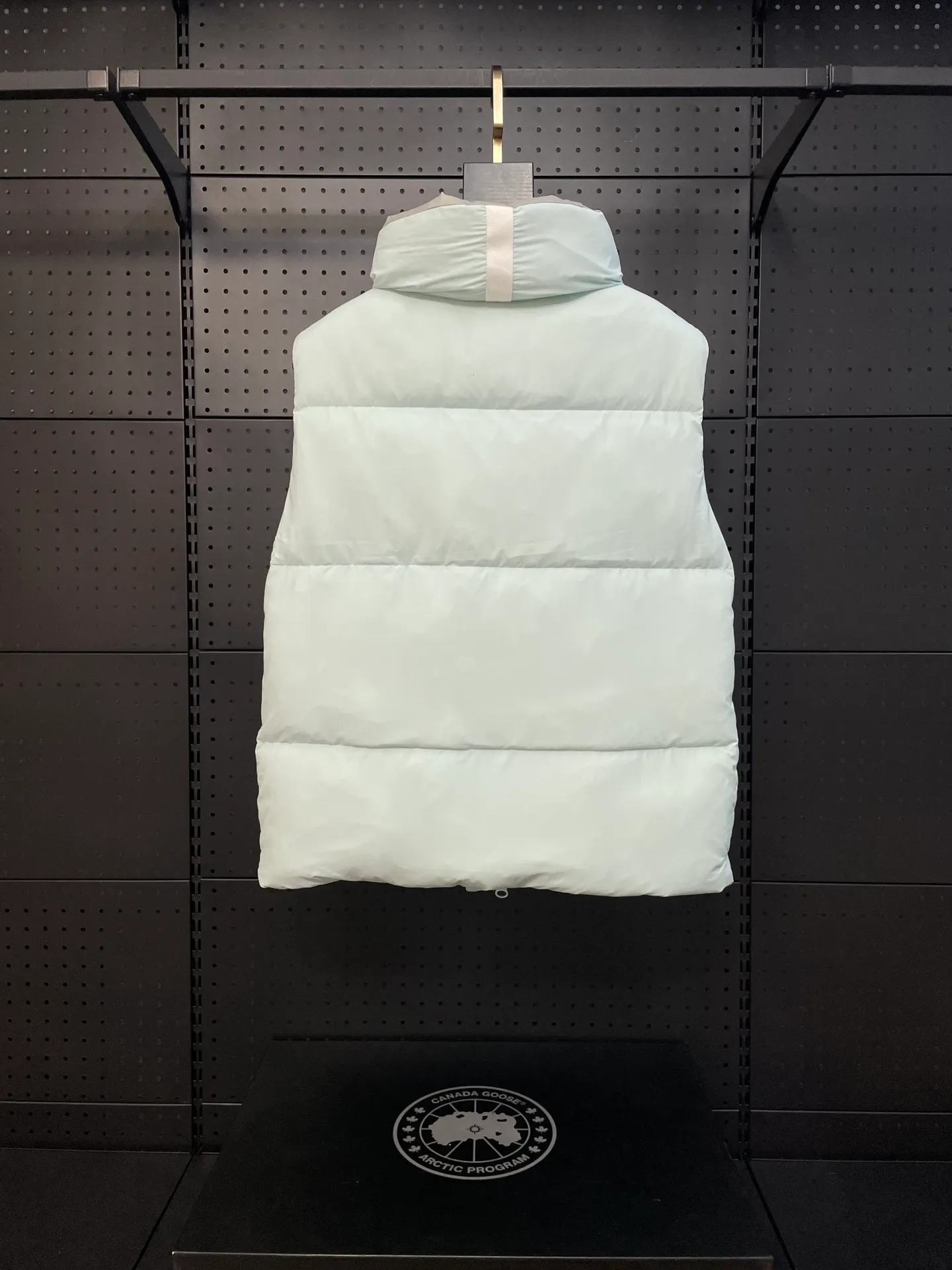 P500 Style No.: Y108 Melt Water Blue Top Pure Quality White Label Capsule Vest Vest for Couples Design Concept: New limited edition white label vest, same style for men and women, filled with 625 fill white goose down, and the fabric has a satin feel. Suitable for wearing in spring and autumn in various cities, this round neck design is classic and versatile, and has good thermal insulation effect! Fabric + Features: Fabric: 85% polyester, 15% cotton, windproof and waterproof Lining: 100% polyester, windproof and waterproof Filling: 80% pure white duck down, 20% pure white feather Fill power: 625 Care instructions: Dry clean Pockets: Straight insert + diagonal insert Pocket Zipper: Genuine ykk two-way entrance zipper tei temperature and feeling index 1: lightweight minus 5 degrees to 5 degrees. Technology: The fabric is made of cordura polyamide fabric, which is a new functional fabric and a leading technology product. The durability is 2 times higher than ordinary nylon fabric. Wear resistance, strong tear resistance, good hand feel and good color.   The liner is filled with imported 625 fill power 80 white duck down, and the liner is reinforced with anti-runaway velvet liner. The fly on the front center fly is designed with snap buttons to prevent ventilation and rain. Whether it is hiking, urban walking or polar exploration, this style can help you find the Canada Goose vest that suits your body, activities and lifestyle. Size: XS-XL